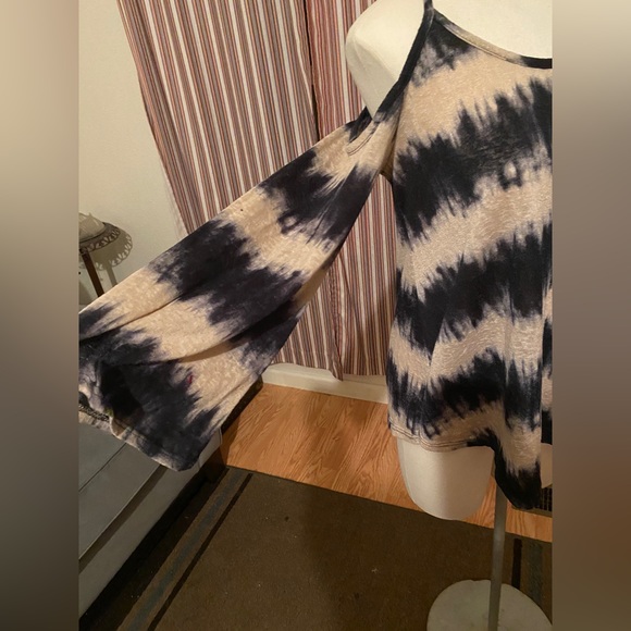 Charlotte Russe Flared arms S - Picture 3 of 3